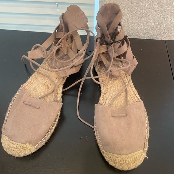 Forever 21 Mocassins Strappy Flat Sandals Shoes 6 Ankle Straps brown boho preppy - Picture 2 of 10